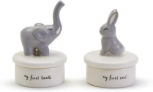 مجموعة تذكار من شركة Two's First Tooth وFirst Curl في صندوق هدايا. in Saudi Arabia