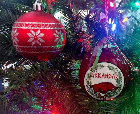زخرفة كرة سيراميك رازورباكس من جامعة أركنساس - تصميم شعار الفريق وكسارة البندق مع شريط وأجراس من ماجنوليا لين - زينة عيد الميلاد، هدية لطلاب أركنساس، الخريجين - للمنزل، والسكن in Kuwait