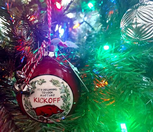 زخرفة كرة سيراميك رازورباكس من جامعة أركنساس - تصميم شعار الفريق وكسارة البندق مع شريط وأجراس من ماجنوليا لين - زينة عيد الميلاد، هدية لطلاب أركنساس، الخريجين - للمنزل، والسكن in Kuwait