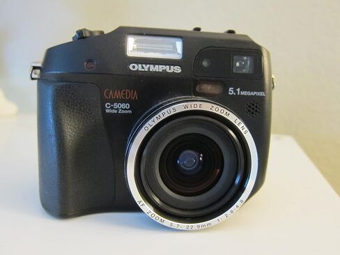 كاميرا رقمية OM SYSTEM OLYMPUS Camedia C-5060 بدقة 5.1 ميجابكسل مع تكبير بصري 4x (متجددة) in Saudi Arabia