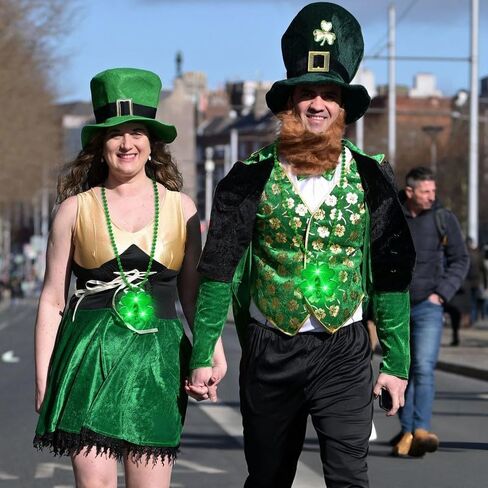 4 قطع من YAXINRUI قلادات خرز شامروك مضيئة، إكسسوارات قلادة عيد القديس باتريك، قلادات شمروخ Led قلادات خرز خضراء معدنية من أجل لوازم حفلات عيد القديس باتريك الأيرلندية in Kuwait