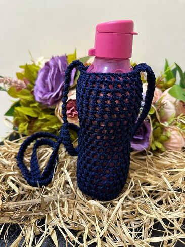 حامل زجاجات المياه SiriusOrion Macrame - بوليستر صديق للبيئة - حقيبة بدون استخدام اليدين للمشي لمسافات طويلة وركوب الدراجات وملحقات اللياقة البدنية تتضمن 1 حامل زجاجة Macrame باللون الأزرق الداكن فقط in Saudi Arabia