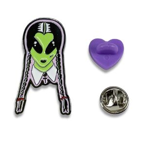 دبوس مينا من Alien Wednesday Addams دبوس قوطي مرح ملتوي