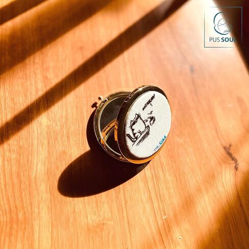 مرآة مدمجة جديدة - مرآة مكياج السفر الشخصية غير العادية - مرآة صغيرة مطرزة يدويًا قابلة للتخصيص للمحافظ - هدايا حب رائعة من PUSSOUL - الموديل: Lazy Cat in Saudi Arabia