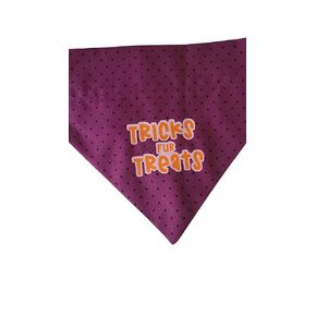 باندانا الكلب من Tricks Fur Treat للهالوين فوق الياقة والتي تنزلق على حجم طوقها الحالي (كبير)