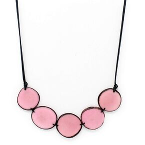 عقد Tagua Nut مصنوع يدويًا من رقائق وردية من التجارة العادلة، وخفيف الوزن قابل للتعديل من Florama Natural Jewelry