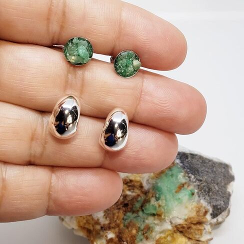 مجموعة الأقراط من D'Mundo Accesorios. حلق من الفولاذ مصنوع من الزمرد الكولومبي الخام، وأقراط دائرية مطلية بالفضة. هدية لها. مجموعة أقراط ثنائية. in Saudi Arabia