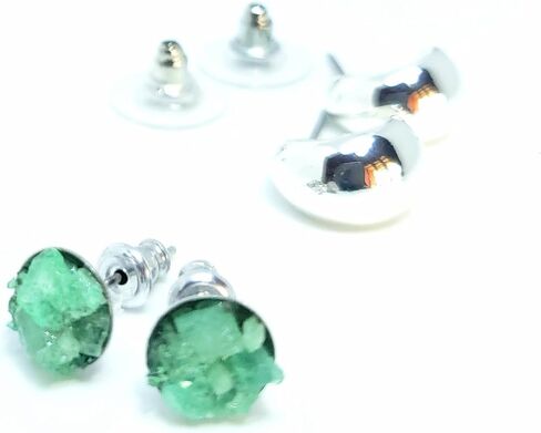 مجموعة الأقراط من D'Mundo Accesorios. حلق من الفولاذ مصنوع من الزمرد الكولومبي الخام، وأقراط دائرية مطلية بالفضة. هدية لها. مجموعة أقراط ثنائية. in Saudi Arabia
