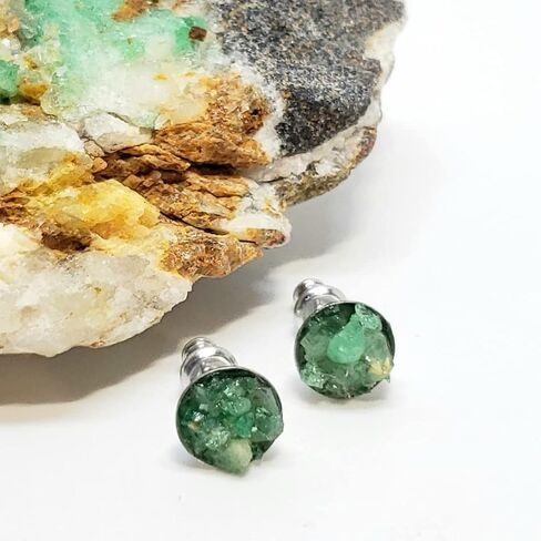 مجموعة الأقراط من D'Mundo Accesorios. حلق من الفولاذ مصنوع من الزمرد الكولومبي الخام، وأقراط دائرية مطلية بالفضة. هدية لها. مجموعة أقراط ثنائية. in Saudi Arabia