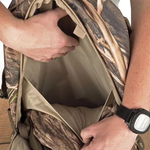 DRAKE Camo Rugged Water-Resistant Versatile Waterfowl Hunting Everyday Carry Daypack w/Padded Backing - 18.5"Hx11.5"Wx8.5"D in Saudi Arabia