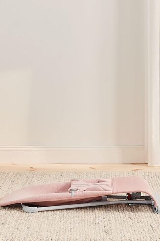 BabyBjörn Transat Bliss، إطار رمادي، جيرسي ثلاثي الأبعاد، وردي فاتح - محمول، يصل إلى 13 كجم in Kuwait