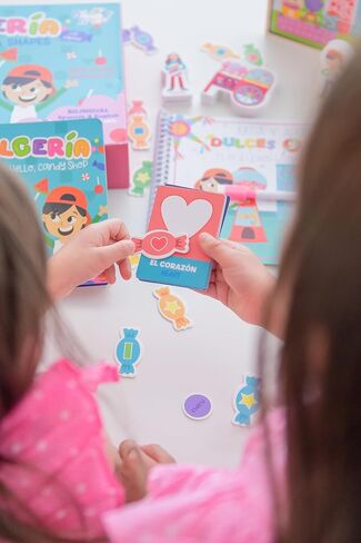 مرحبا، كاندي شوب! - ¡مرحبا دولسيريا! | تتضمن كتابًا ثنائي اللغة، وبطاقات، وكتاب أنشطة المسح الجاف، وقلم تحديد والمزيد | أنشطة التعلم التفاعلي الموارد التعليمية الإسبانية والإنجليزية للأطفال 3+ in Saudi Arabia