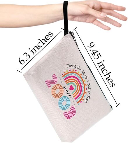 هدايا عيد الميلاد الحادي والعشرون للنساء، مما يجعل العالم مكانًا أفضل منذ عام 2003، وتحول إلى أفكار هدايا عيد ميلاد تبلغ من العمر 21 عامًا للنساء والمراهقات والصديقات والأصدقاء المقربين والأخت والابنة وابنة الأخت وحقيبة مكياج الحفيدة in Kuwait