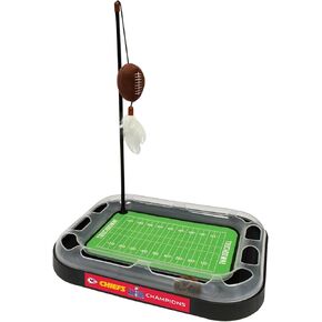 لعبة خدش القطط من بيتس فيرست NFL Superbowl Champion Football Field مع لعبة كرة قدم قطيفة مملوءة بالنعناع البري وريش معلق، مع جرس جلجل، شعار الفريق الفائز، لعبة مطاردة القطط 5 في 1،