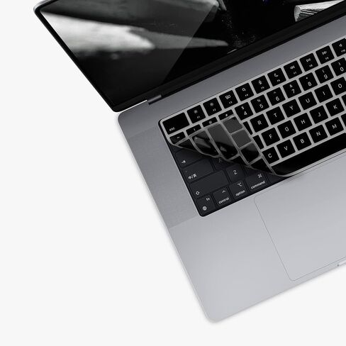 غطاء لوحة المفاتيح kwmobile متوافق مع Apple MacBook Pro 16" (2021) A2485 - غطاء لوحة المفاتيح باللغة الإنجليزية الأمريكية QWERTY - أسود in Kuwait