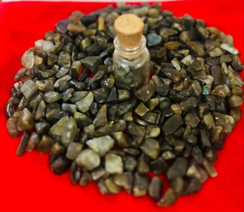 رقائق أحجار كريمة طبيعية مصقولة ومكسرة من الهنود، وكريستالات للزينة والشفاء (اللازورد) in Kuwait