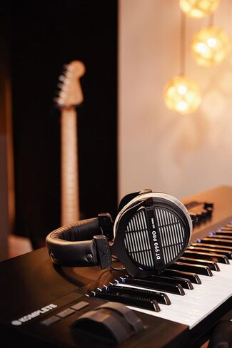 سماعات رأس ستوديو DT 990 Pro 250 Ohm مفتوحة الظهر مع وسائد أذن جلدية من Dekoni Choice - راحة وصوت ممتازين in Kuwait