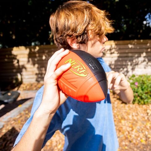 كرة قدم NERF Pro Grip، زرقاء، كرة إسفنجية كلاسيكية، سهلة الإمساك والرمي، كرات للأطفال، ألعاب رياضية للأطفال in Kuwait