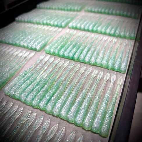 Bay Ruf BR Fish 3.3" 4 عبوات مكونة من 7 قطع، طُعم بلاستيكي ناعم لرأس BR، يخلق رميًا عالي الجاذبية وحركات انزلاقية مع عمليات مسح الذيل، صنع في اليابان: البطيخ الصغير in Saudi Arabia