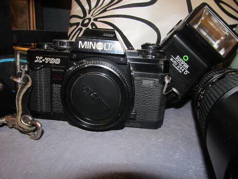 مجموعة كاميرا Minolta X-7A مقاس 35 مم SLR مع عدسة تكبير AF وحامل MD (متجدد) in Saudi Arabia