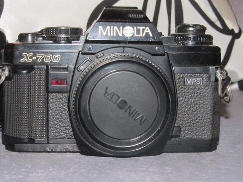 مجموعة كاميرا Minolta X-7A مقاس 35 مم SLR مع عدسة تكبير AF وحامل MD (متجدد) in Saudi Arabia