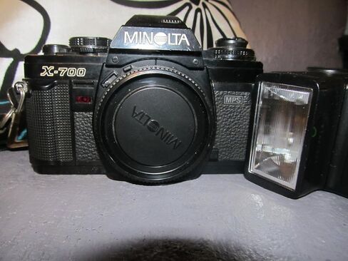 مجموعة كاميرا Minolta X-7A مقاس 35 مم SLR مع عدسة تكبير AF وحامل MD (متجدد) in Saudi Arabia