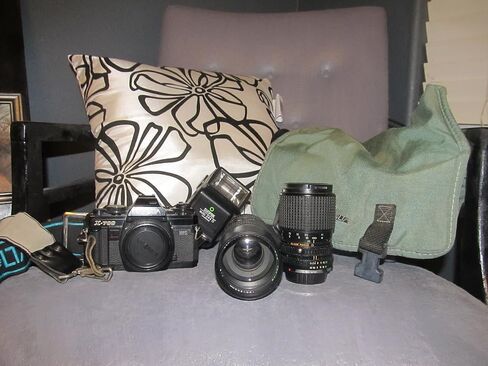 مجموعة كاميرا Minolta X-7A مقاس 35 مم SLR مع عدسة تكبير AF وحامل MD (متجدد) in Saudi Arabia