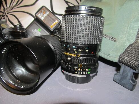 مجموعة كاميرا Minolta X-7A مقاس 35 مم SLR مع عدسة تكبير AF وحامل MD (متجدد) in Saudi Arabia