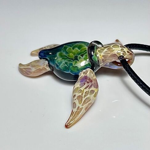 Authentic Handcrafted Glass Hawaiian Honu Sea Turtle Jewelry Pendant Necklace (Glass Hawaiian Honu Sea Turtle with Adjustable Nylon Waive Pattern Necklace) in Saudi Arabia