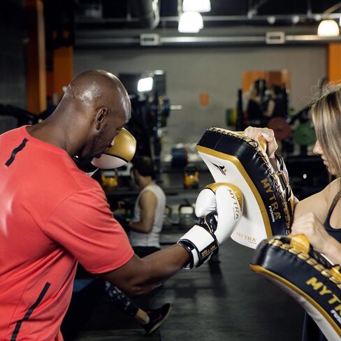 قفازات Mytra Fusion للملاكمة، قفازات MMA Muay Thai مع قفازات تدريب ملاكمة النخيل التهوية، قفازات كيك بوكسينغ للرجال والنساء (16 أونصة، أسود/أحمر) in Kuwait