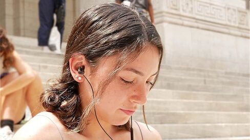 Strauss and Wagner EM205 Earphones with 3.5mm Connection and Mic+Remote in Saudi Arabia