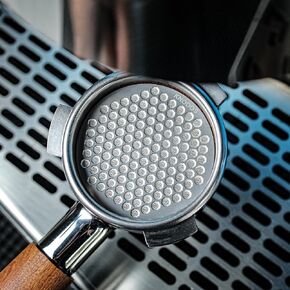 شاشة Espresso Puck مقاس 54 مم - فلتر إسبرسو رفيع للغاية من الفولاذ المقاوم للصدأ مناسب تمامًا مع Breville Barista Express وPro وTouch وBambino وInfuser وتصميم سهل التنظيف (أسود، 54 مم)