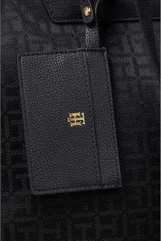 حقيبة ظهر Tommy Hilfiger Ruby II Flap مع قماش جاكار مربع الشكل ومونوجرام أسود مقاس واحد in Saudi Arabia