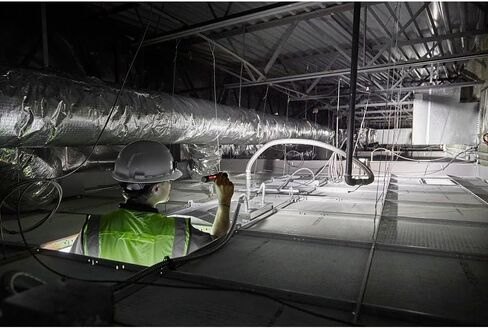 مصباح يدوي ميلووكي قابل لإعادة الشحن 1100 لومن LED، يعمل بالبطارية، تركيز ملتوي in Saudi Arabia