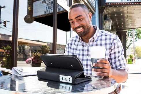 حافظة كمبيوتر لوحي صغيرة بقفل من فولتز لجهاز iPad Mini والأجهزة اللوحية ذات الحجم المماثل، أسود (VZ03530) in Kuwait