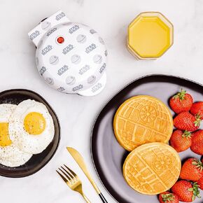 Uncanny Brands Darth Vader Mini Waffle Maker - جهاز مطبخ صغير من حرب النجوم