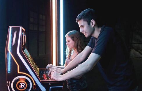 وحدة تحكم Bartop Arcade المتميزة بتصميم أصلي وذاكرة 64 جيجابايت مع مكتبة ألعاب قابلة للتوسيع، واي فاي، وبلوتوث، وأدوات تحكم تشبه Sanwa. محملة مسبقًا بـ 11 لعبة بما في ذلك Dragon's Lair وBeach Buggy Racing والمزيد! in Saudi Arabia