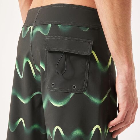 Oakley Men's Swell Line Recycled 18" Boardshort in Saudi Arabia
