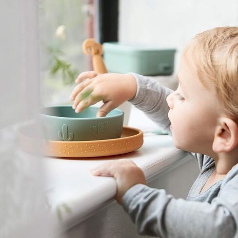 طقم عشاء Done by Deer Stick&Stay Lalee باللون الأخضر/الخردل/الرمل - 100% سيليكون من الدرجة الغذائية - تصميم مضاد للانزلاق وسهل الإمساك - مقاوم للغسل في غسالة الأطباق - مثالي لتجربة تناول الطعام الممتعة للأطفال in Kuwait