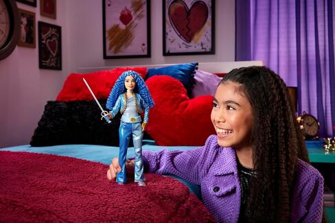 Mattel Disney Descendants: دمية وإكسسوارات The Rise of Red Fashion - الأميرة كلوي تشارمينغ، ابنة سندريلا مع ملابس مستوحاة من الفيلم وسيف in Saudi Arabia