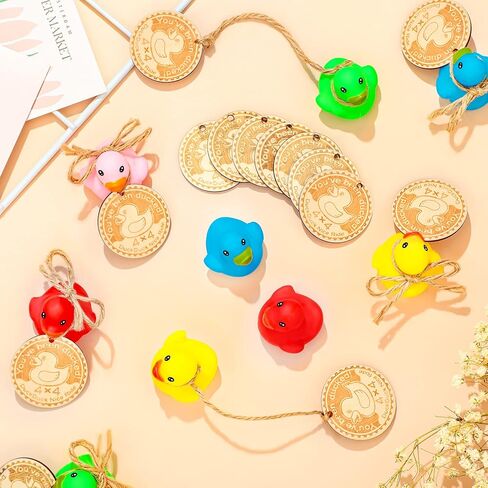 60 قطعة من بطاقات خشبية من البط المطاطي والخيوط، مجموعة من البط المطاطي الصغير الملون، بط مطاطي صغير مع علامات خشبية مستديرة من أجل لعبة البط، هدايا لحفلات استقبال المولود الجديد (نمط حيوي) in Kuwait