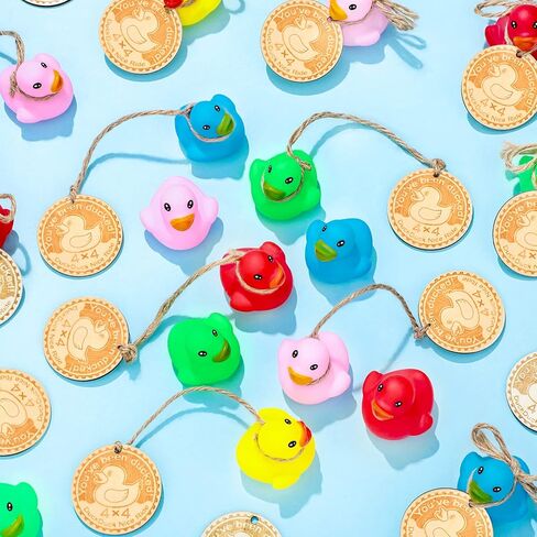 60 قطعة من بطاقات خشبية من البط المطاطي والخيوط، مجموعة من البط المطاطي الصغير الملون، بط مطاطي صغير مع علامات خشبية مستديرة من أجل لعبة البط، هدايا لحفلات استقبال المولود الجديد (نمط حيوي) in Kuwait