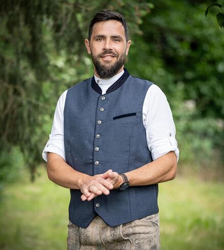 سترة Schöneberger Trachten Couture التقليدية للرجال من Lederhosen باللون الأزرق، وسترة Oktoberfest الكلاسيكية، وصديرية من الصوف الألماني الفاخر in Kuwait