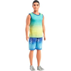 دمية باربي فاشونيستاس كين رقم 236 ذات شعر أسود، ترتدي قميصًا متدرجًا باللونين الأزرق والأخضر مع شورت جينز وحذاء رياضي فضي in Kuwait