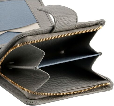 محفظة برادا النسائية ثنائية اللون من جلد سافيانو باللون الرمادي والأزرق النجمي، محفظة جلدية ثلاثية الطي للنساء in Kuwait