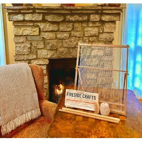 نول نسيج من الخشب الصلب على سطح الطاولة من Fireside Crafts، مقاس 25.2 بوصة ارتفاع × 19.3 بوصة عرض، إطار كبير جدًا، خشب القيقب الصلب مع أربطة معدنية قوية، مشط، مكوك، قضيب تعليق، نول نسيج للهواة الطموحين. in Kuwait