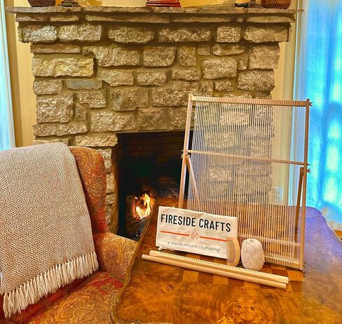 نول نسيج من الخشب الصلب على سطح الطاولة من Fireside Crafts، مقاس 25.2 بوصة ارتفاع × 19.3 بوصة عرض، إطار كبير جدًا، خشب القيقب الصلب مع أربطة معدنية قوية، مشط، مكوك، قضيب تعليق، نول نسيج للهواة الطموحين. in Kuwait