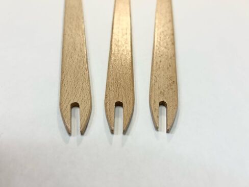 نول نسيج من الخشب الصلب على سطح الطاولة من Fireside Crafts، مقاس 25.2 بوصة ارتفاع × 19.3 بوصة عرض، إطار كبير جدًا، خشب القيقب الصلب مع أربطة معدنية قوية، مشط، مكوك، قضيب تعليق، نول نسيج للهواة الطموحين. in Kuwait
