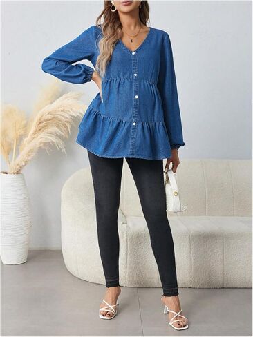 بلوزة MakeMeChic النسائية من قماش الدنيم بياقة على شكل V وأزرار سفلية بيبي دول مكشكشة وطبقات علوية للحمل in Saudi Arabia