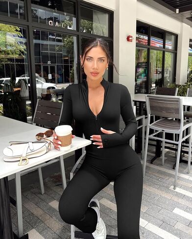 بدلة يوجا نسائية من OQQ بأكمام طويلة مضلعة وسحاب أمامي، بدلة رياضية واسعة in Kuwait